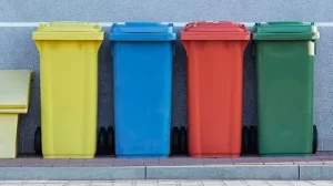 Poubelle sélective de toutes les couleurs pour lea valorisation et le traitement des déchets